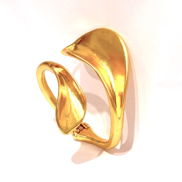 ZARA Contemporary Calla Lilly Matte Gold Statement Bangle 🌟GORGEOUS 🌟 - Picture 6 of 7